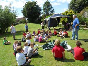 Jon talking to the children at the Big School Dig.
